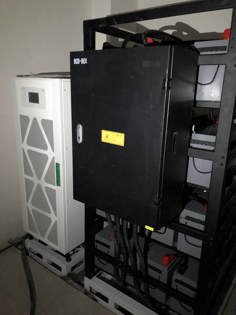 荊門武漢某大學(xué)施耐德UPS120kVA